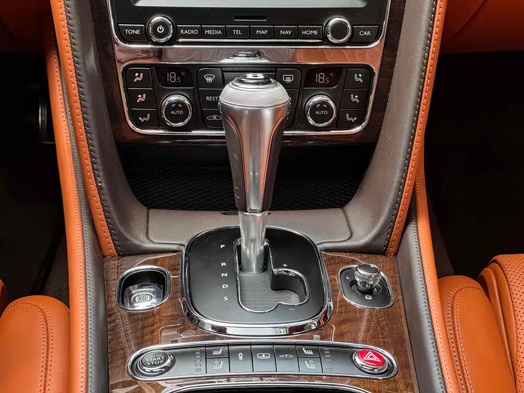 Bentley Flying Spur 2018 — фото 19