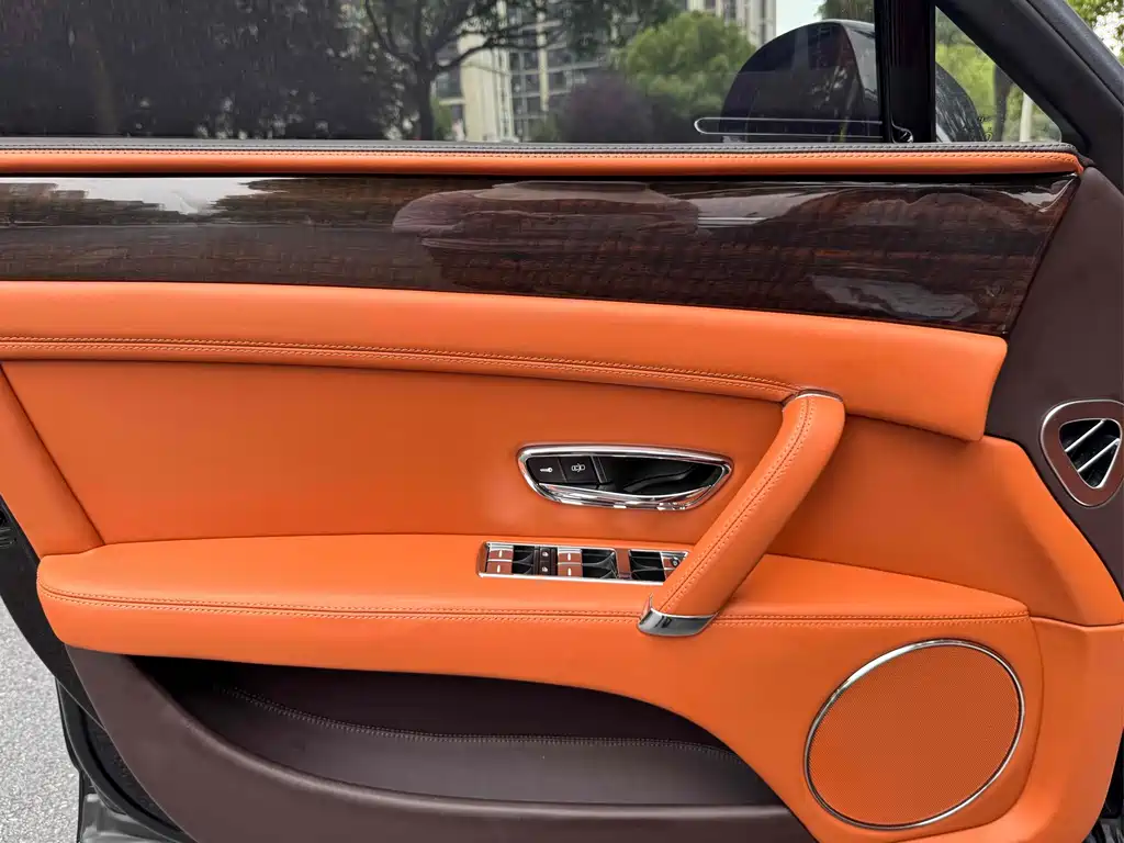 Bentley Flying Spur 2018 — фото 15