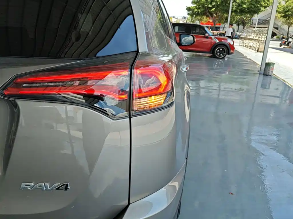 Toyota RAV4 2017 — фото 8