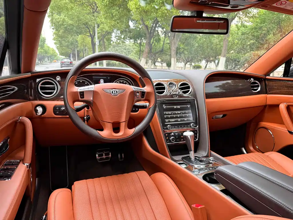 Bentley Flying Spur 2018 — фото 16