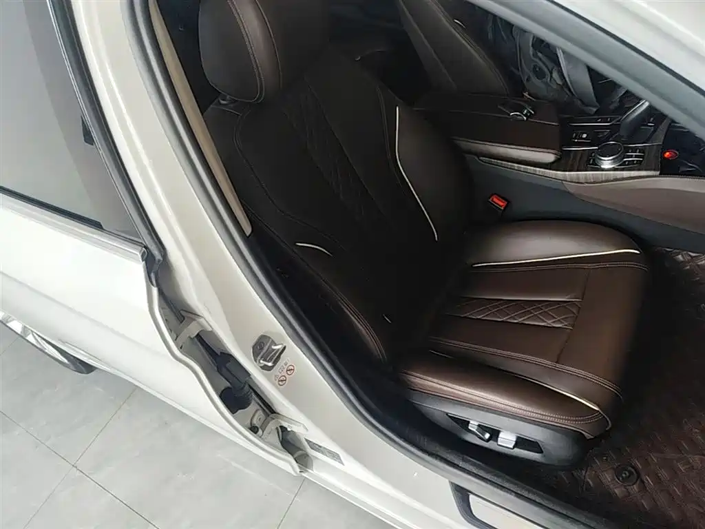 BMW 5 Series New Energy 2019 — фото 25