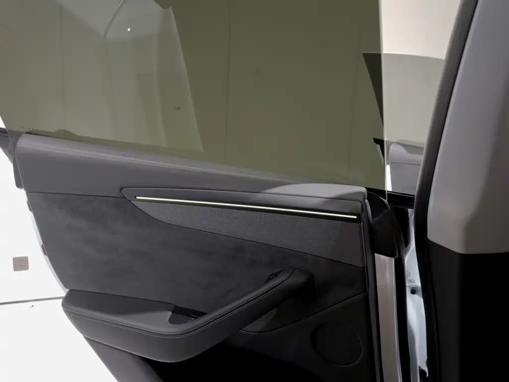 Tesla Model Y 2025 — фото 10