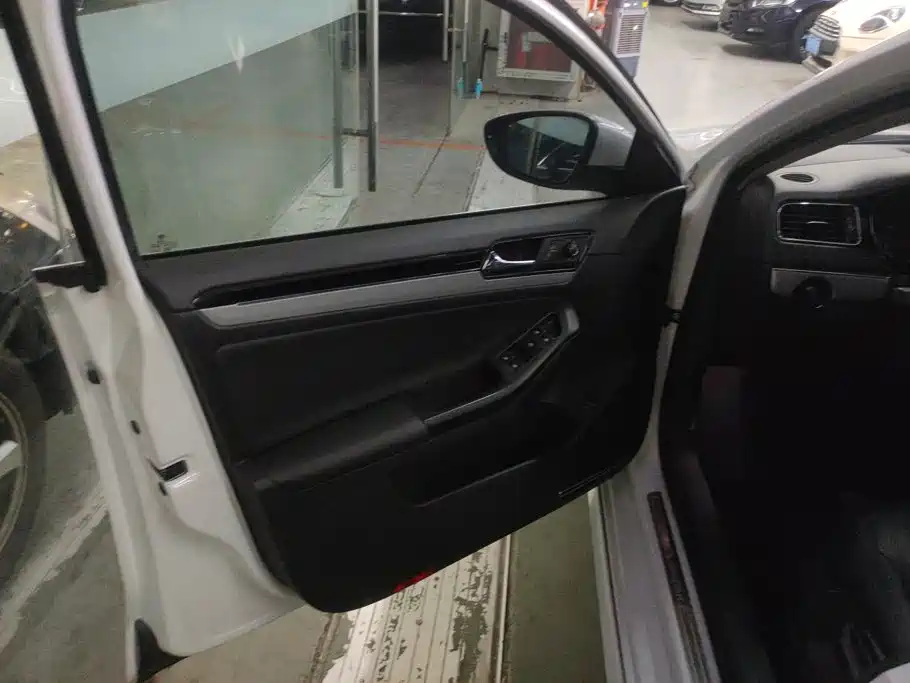 Volkswagen Sagitar 2018
