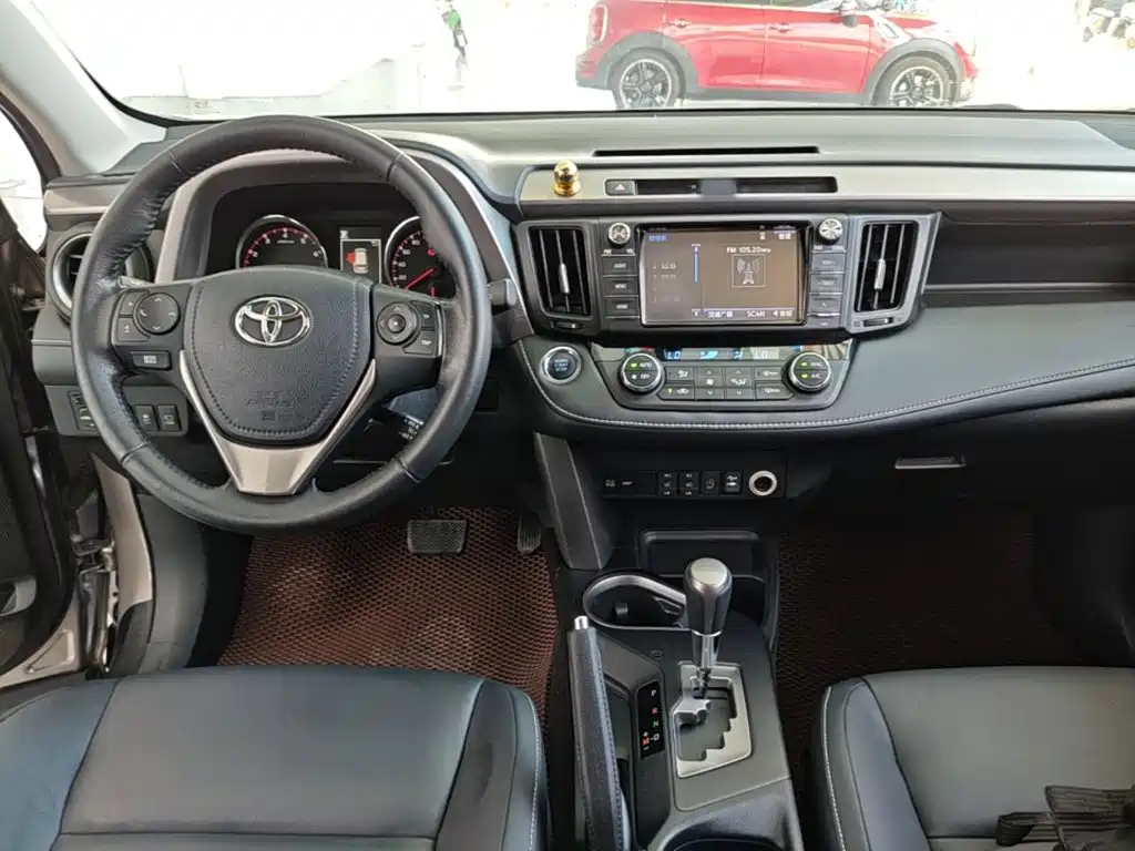 Toyota RAV4 2017 — фото 10