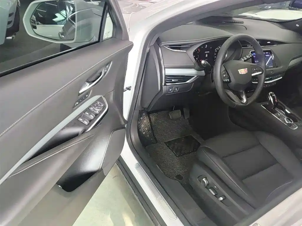 Cadillac XT4 2023 — фото 12