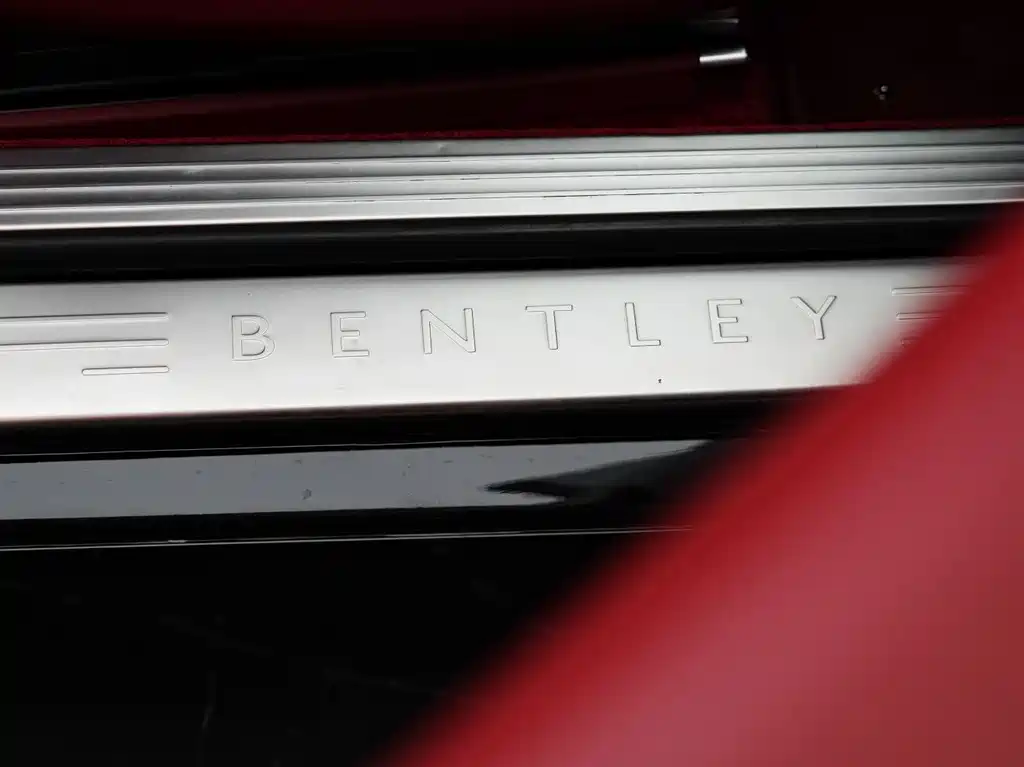 Bentley Continental 2017 — фото 12