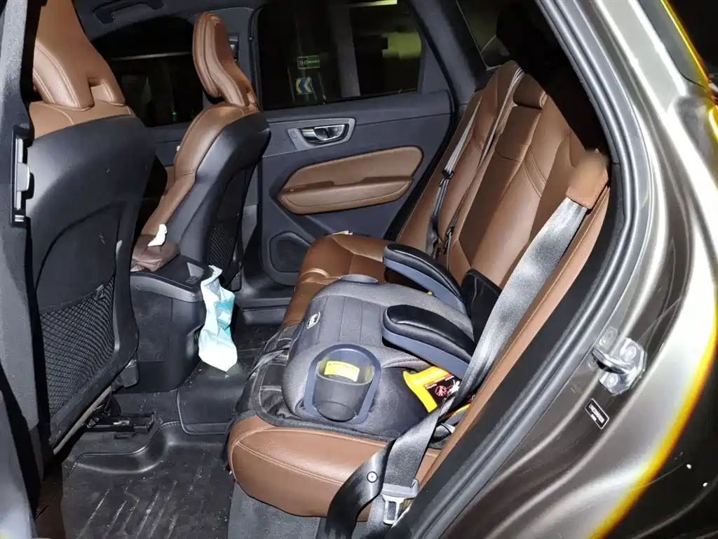 Volvo XC60 2021 — фото 14