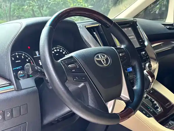 Toyota Alphard 2015
