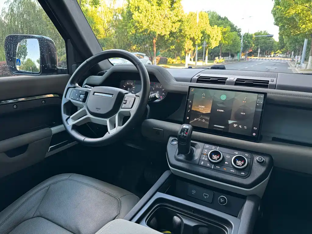 Land Rover Defender 2022 — фото 12