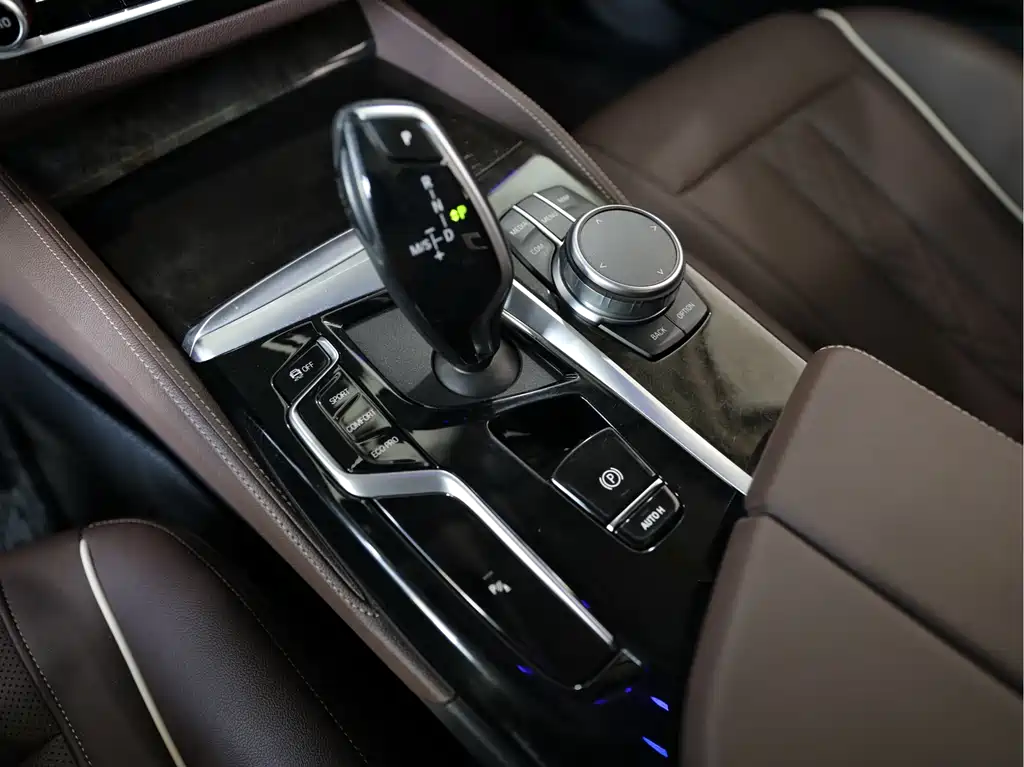 BMW 5 Series 2021 — фото 13