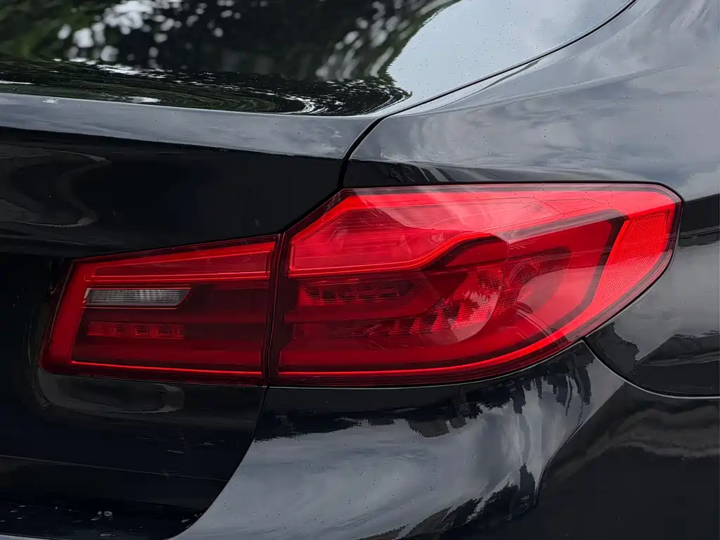 BMW 5 Series 2018 — фото 19