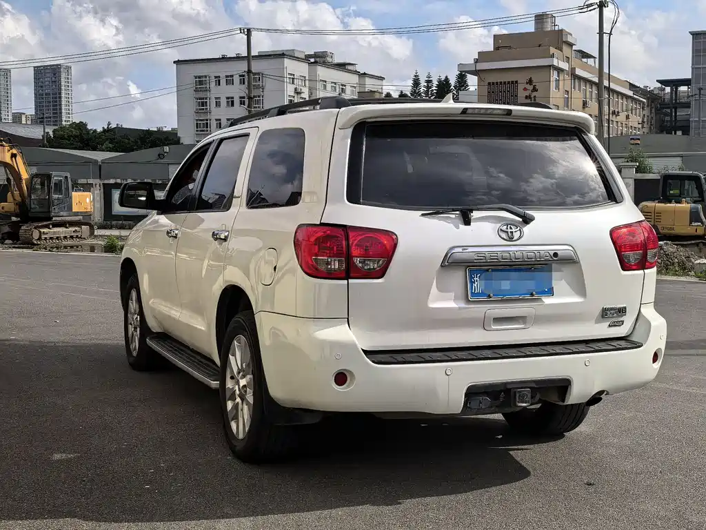 Toyota Sequoia 2014 — фото 11