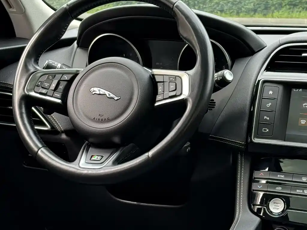 Jaguar F-PACE 2017 — фото 13