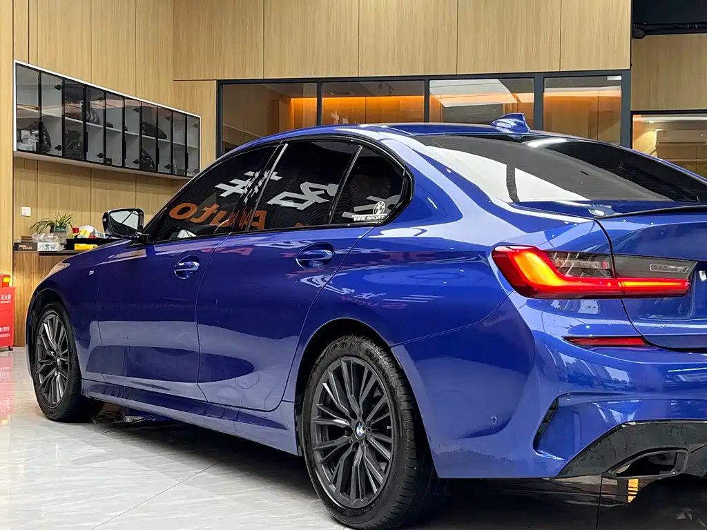 BMW 3 Series 2019 — фото 18
