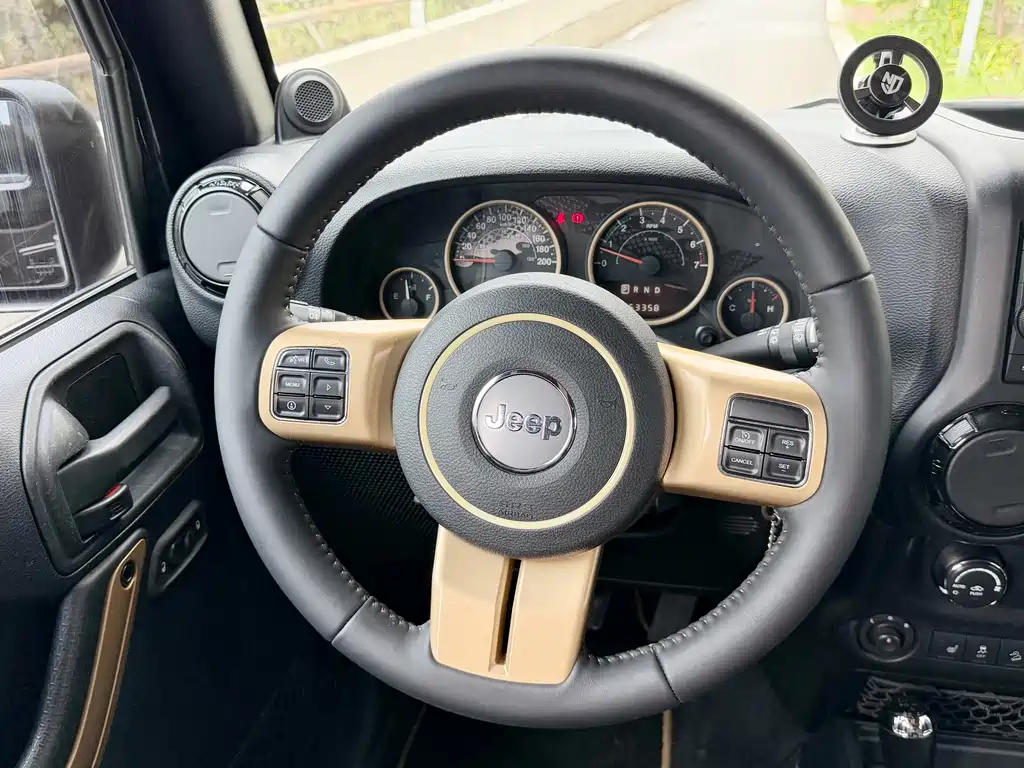 Jeep Wrangler 2014 — фото 12