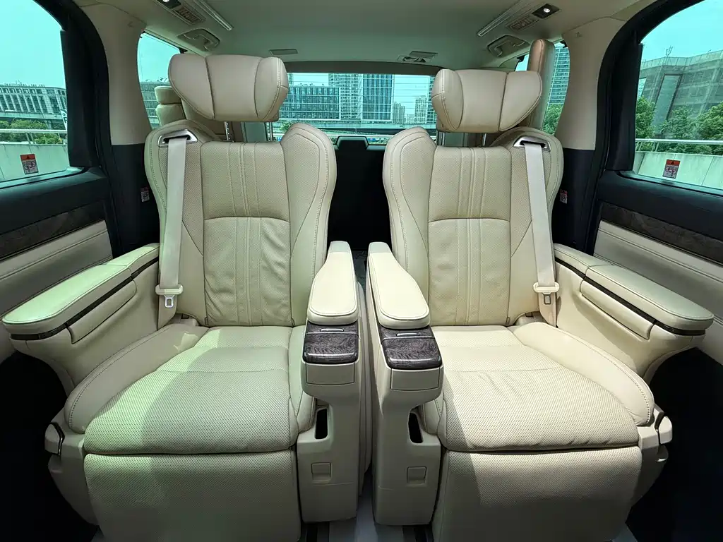Toyota Vellfire 2023 — фото 18