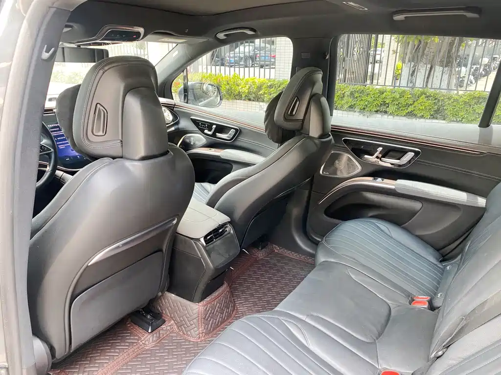 Mercedes-Benz EQS SUV 2023 — фото 16