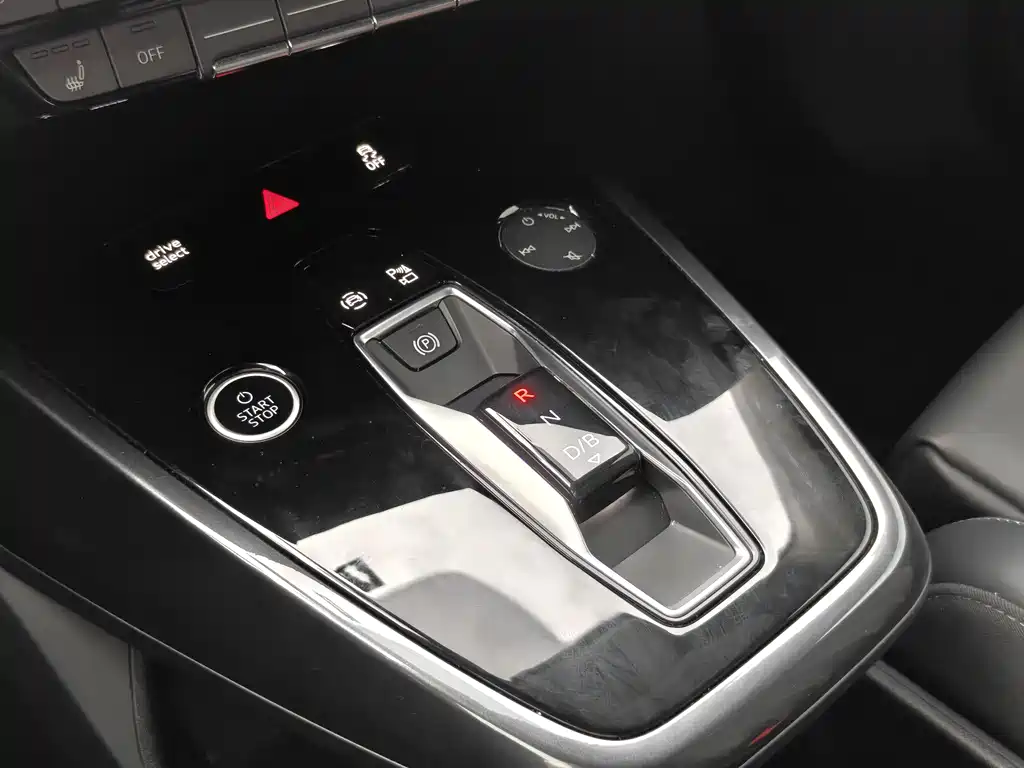 Audi Q4 e-tron 2024 — фото 15