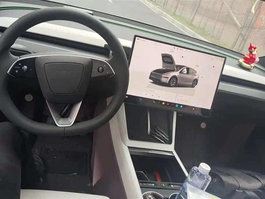 Tesla Model Y L 2025 — фото 12