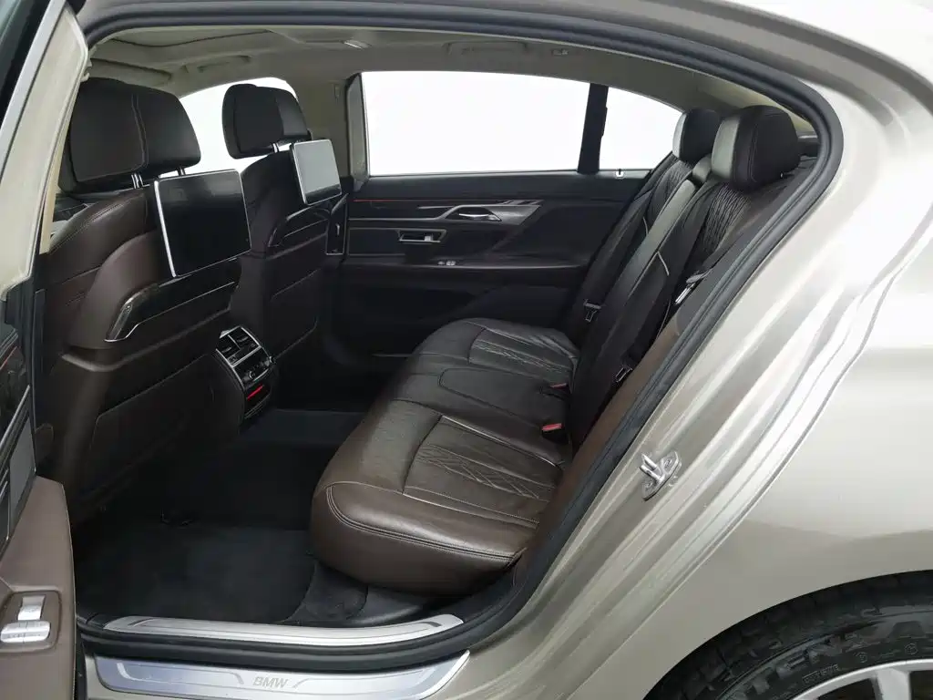 BMW 7 Series 2017 — фото 15