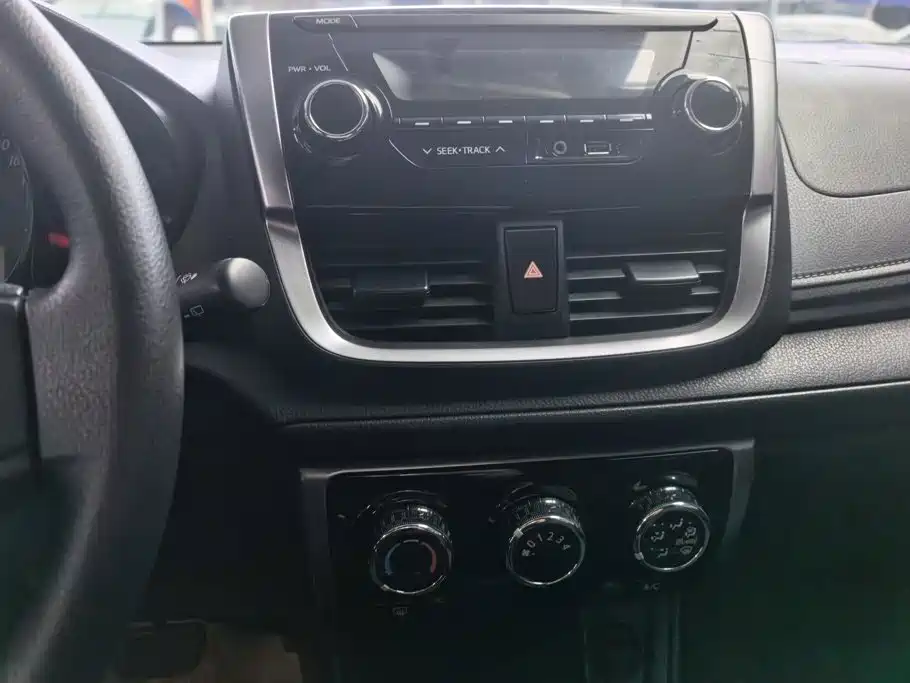 Toyota Yaris L 2017 — фото 13