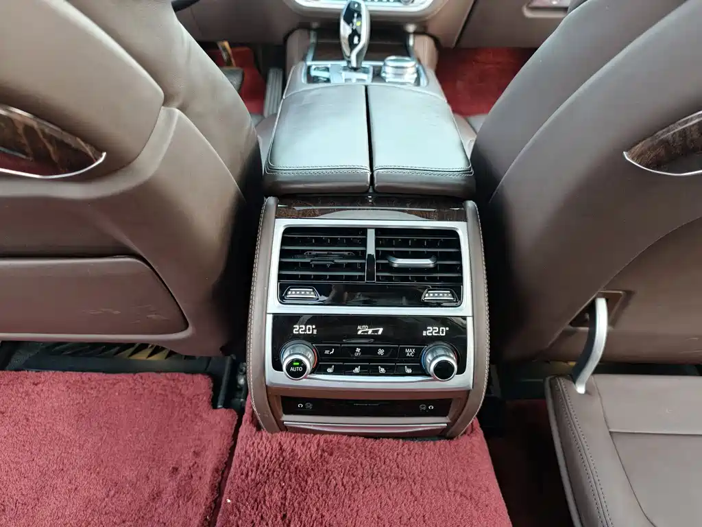 BMW 7 Series 2017 — фото 16