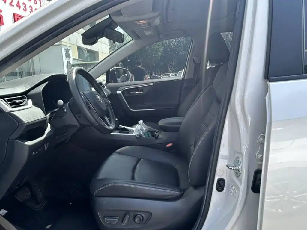 Toyota RAV4 2023 — фото 10