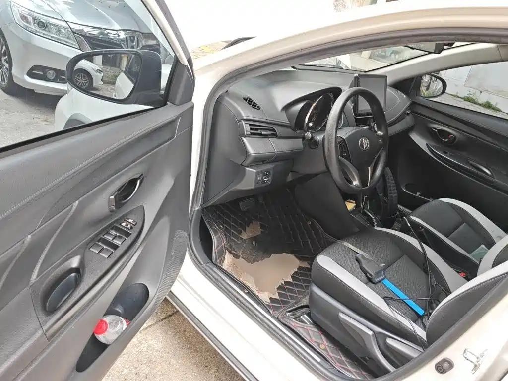 Toyota Yaris L 2022 — фото 13