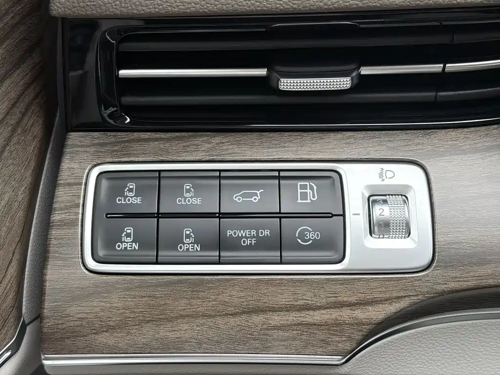 Roewe iMAX8 New Energy 2025 — фото 28
