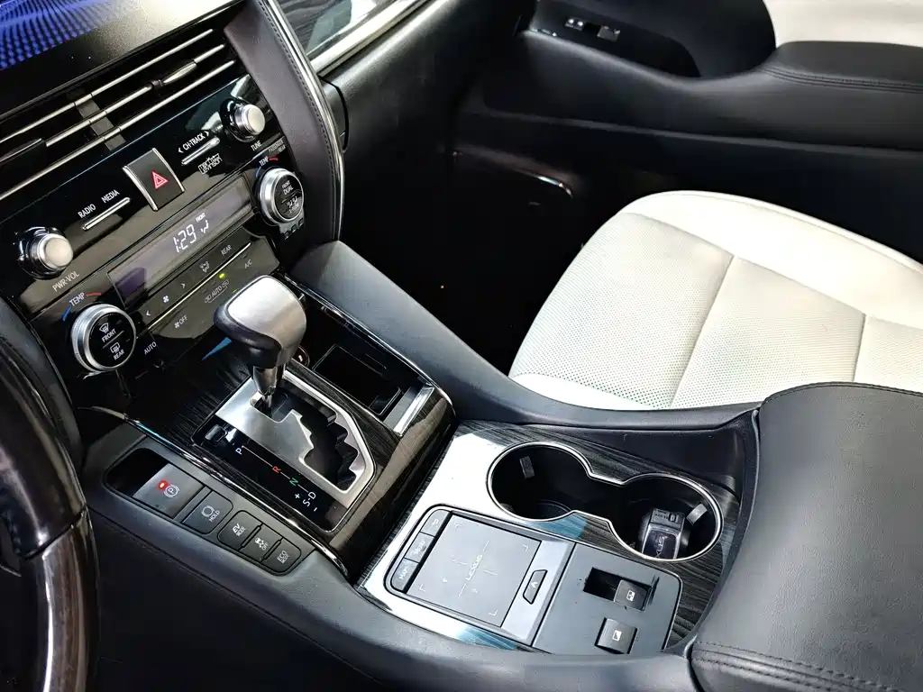 Lexus LM 2021 — фото 10