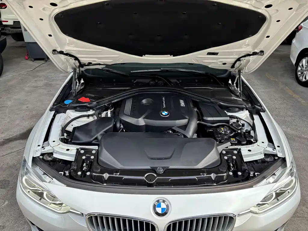 BMW 3 Series 2019 — фото 18