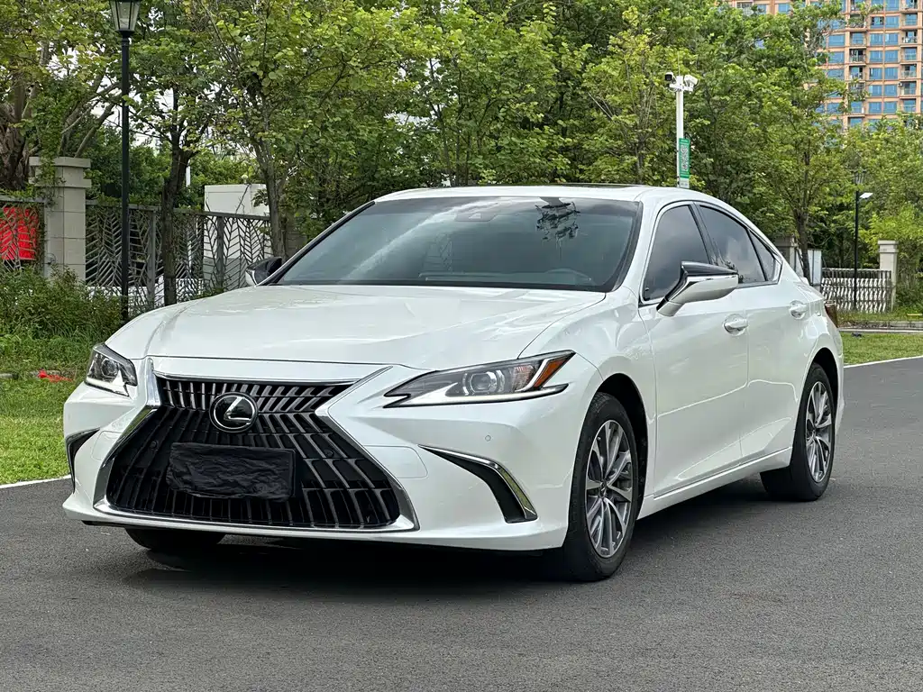 Lexus ES 2024 — фото 1