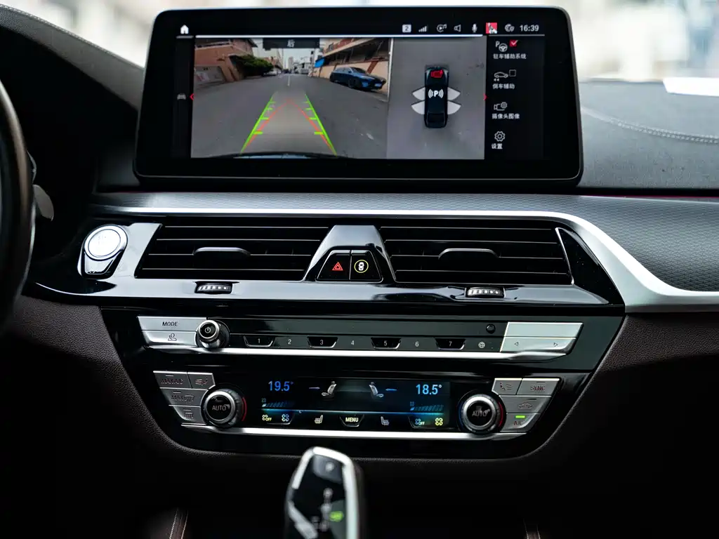 BMW 5 Series 2023 — фото 11