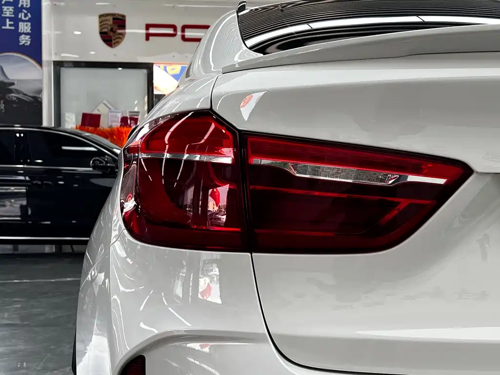BMW X6 M 2019 — фото 10