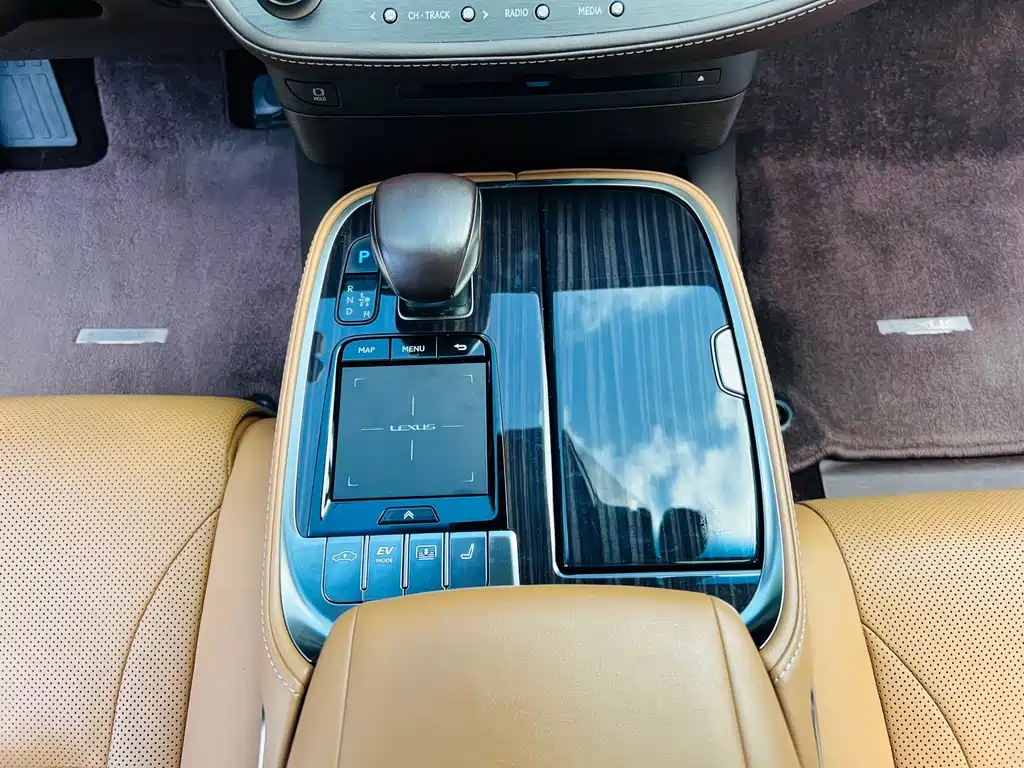 Lexus LS 2020 — фото 19
