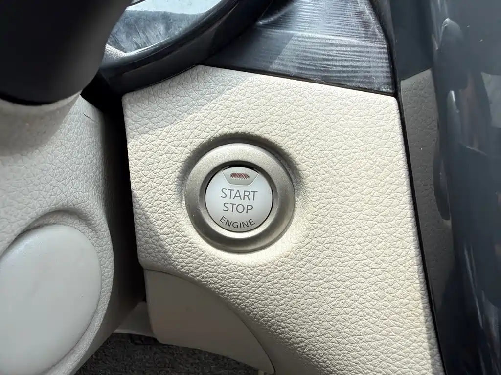 Nissan Tiida 2011 — фото 20
