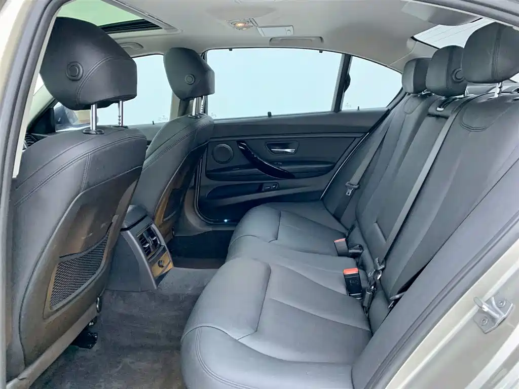 BMW 3 Series 2018 — фото 11