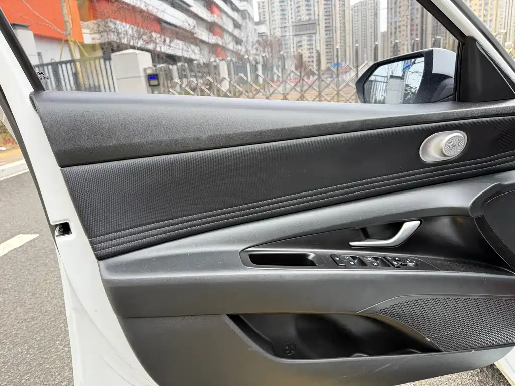 Hyundai Elantra 2023 — фото 17