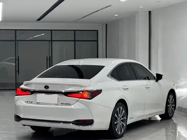 Lexus ES 2021