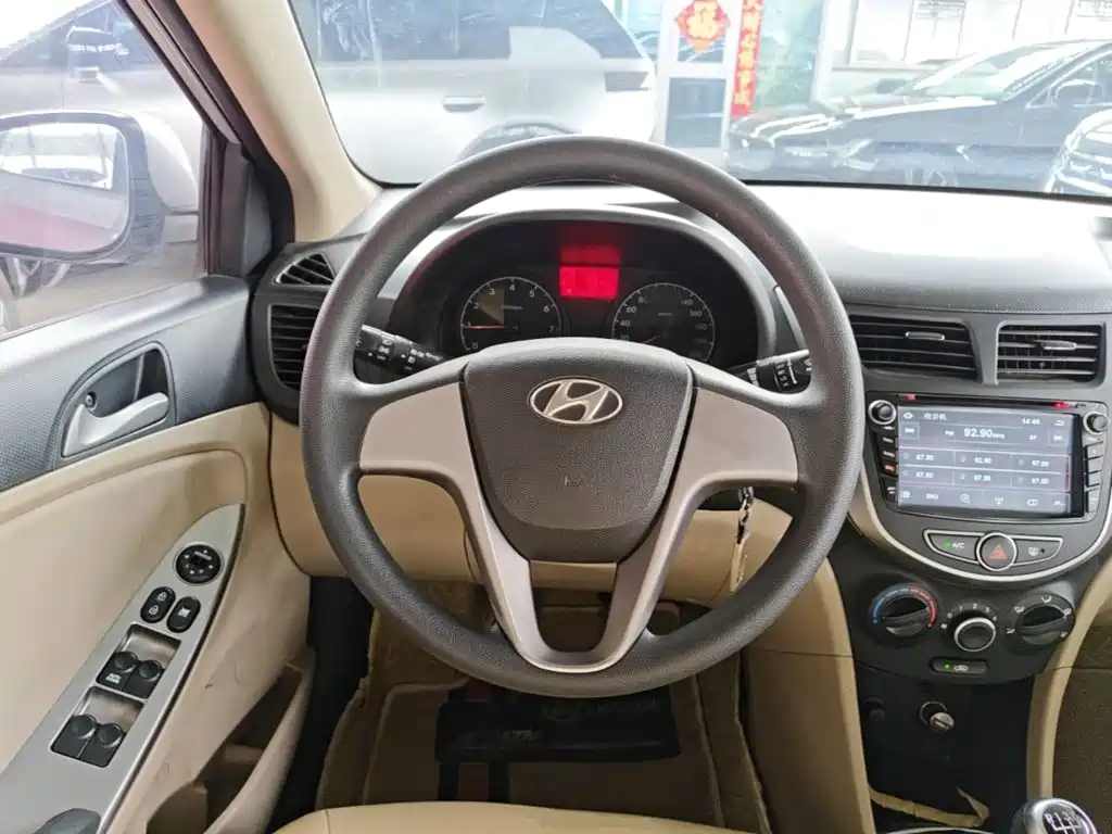 Hyundai Verna 2015 — фото 11
