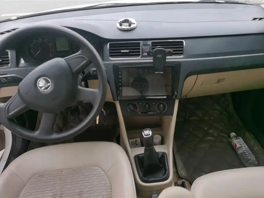 Skoda Rapid 2013 — фото 12