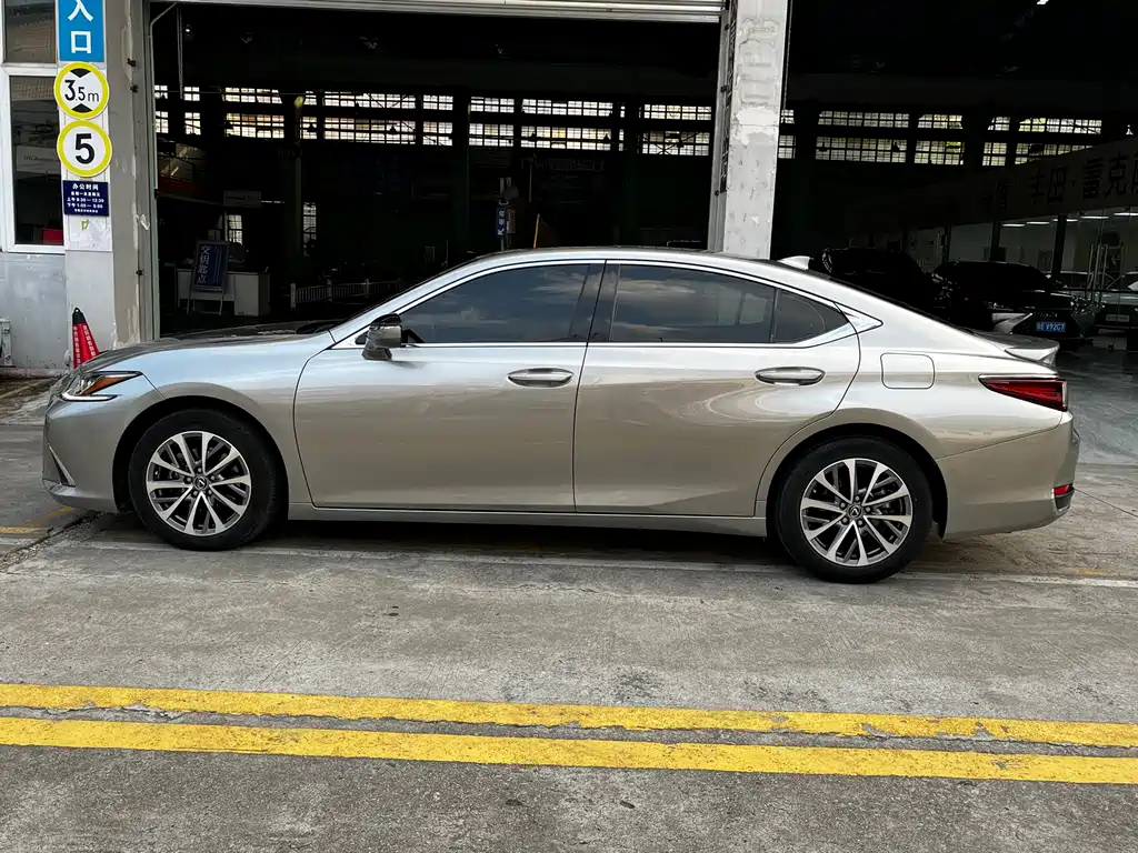 Lexus ES 2023 — фото 11