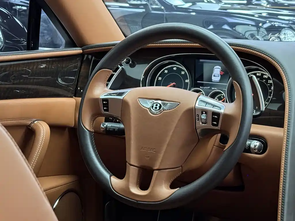 Bentley Flying Spur 2018 — фото 10