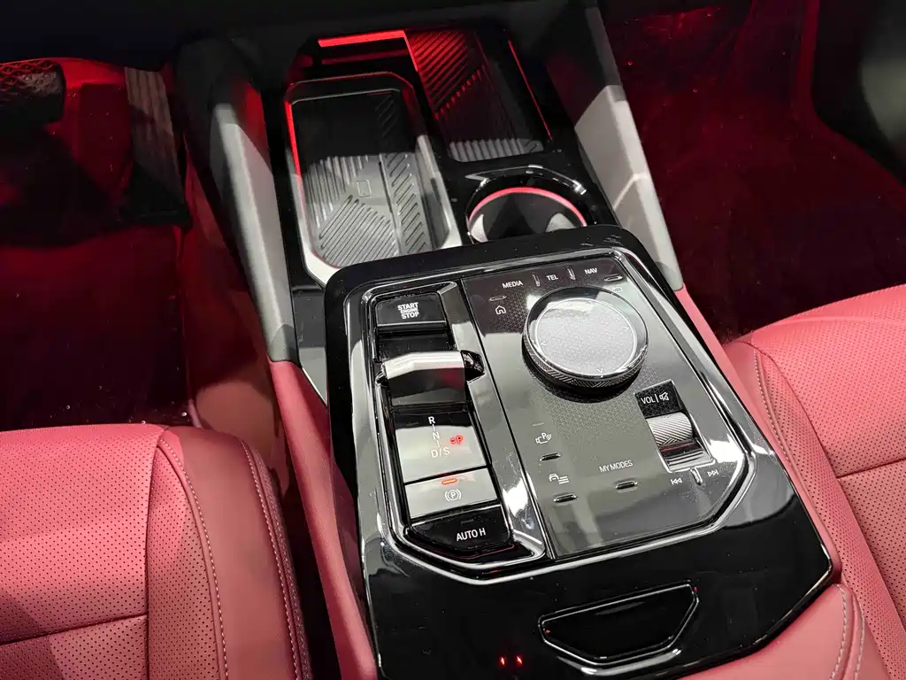 BMW 5 Series 2025 — фото 13