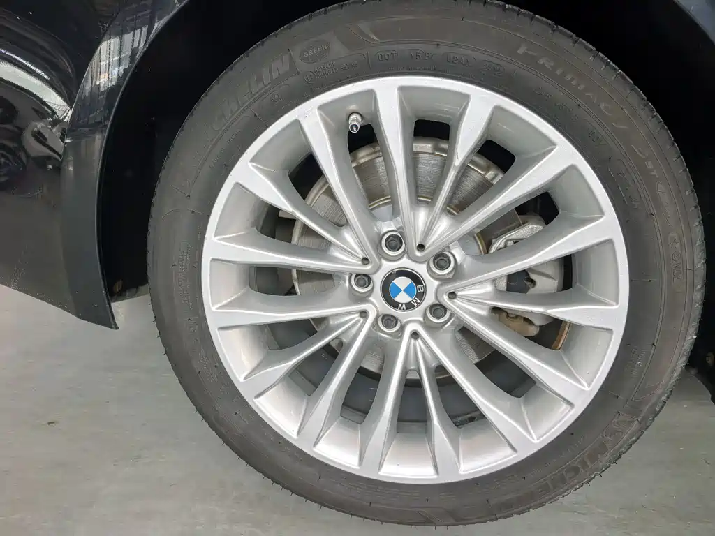 BMW 5 Series 2019 — фото 21