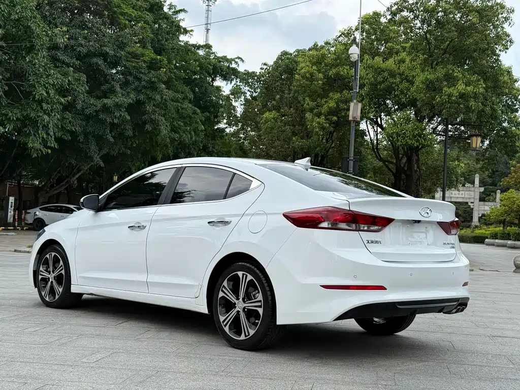 Hyundai Elantra 2019 — фото 13