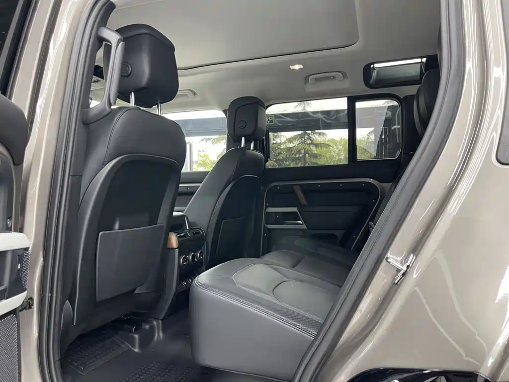 Land Rover Defender 2022 — фото 24