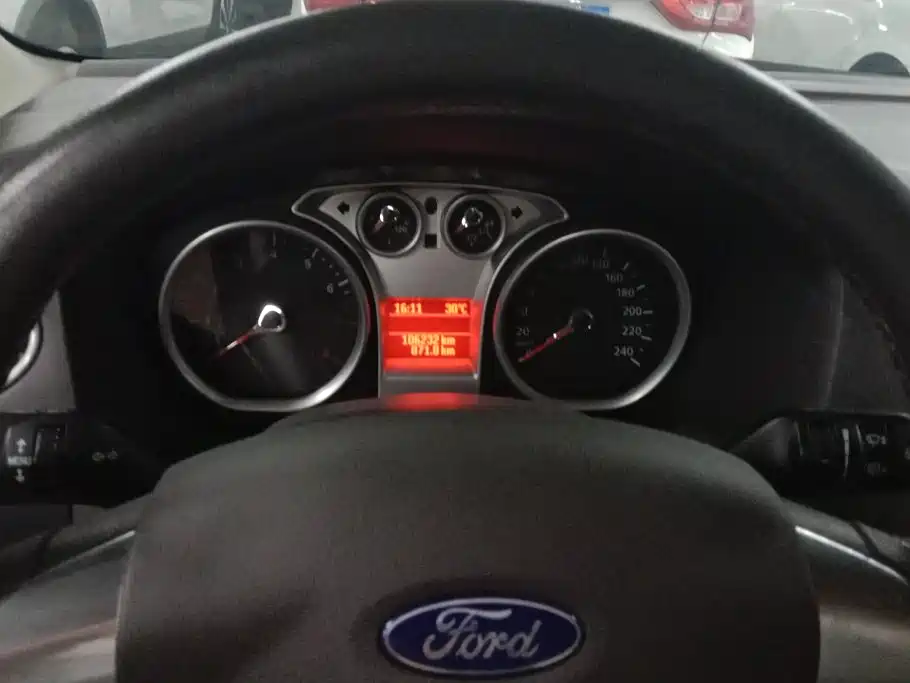Ford Focus 2014 — фото 13