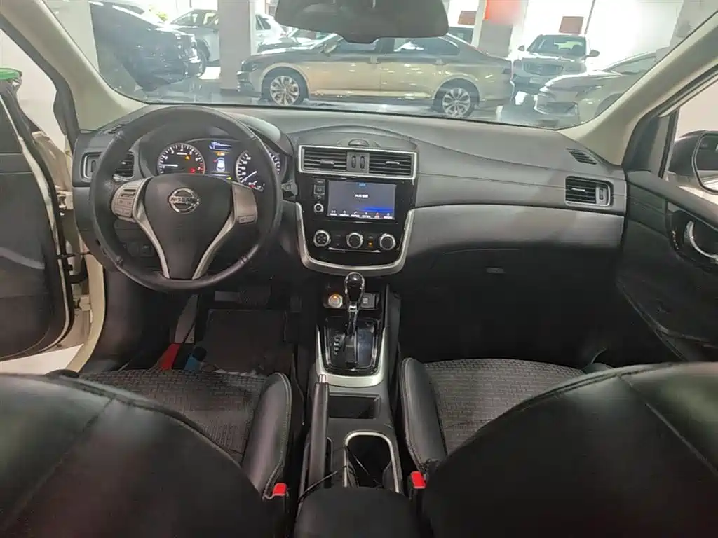 Nissan Tiida 2017 — фото 10