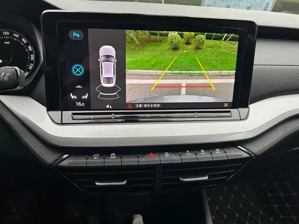 Skoda Octavia 2023 — фото 13